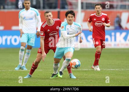 firo : 02/13/2022 Fuvuball, Fußball, 2.Bundesliga, Saison 2021/2022, F95 Fortuna Dvºsseldorf, Düsseldorf - FC Schalke 04 Dong gyeong Lee, Duelle Stockfoto