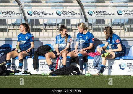 Hoffenheim, Deutschland. 13th. Februar 2022. Dietmar-Hopp-Stadion Flyeralarm Frauenbundesliga Spiel der TSG Hoffenheim gegen SGS Essen im Dietmar-Hopp Stadion in Hoffenheim, Deutschland. Dana Rösiger Quelle: SPP Sport Pressefoto. /Alamy Live News Stockfoto