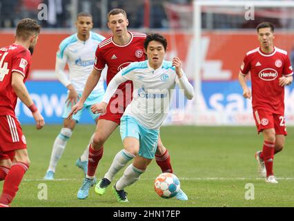 firo : 02/13/2022 Fuvuball, Fußball, 2.Bundesliga, Saison 2021/2022, F95 Fortuna Dvºsseldorf, Düsseldorf - FC Schalke 04 Dong gyeong Lee, Duelle Stockfoto