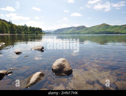 Blick auf das Wasser und die Felsen von Calfclose Bay, Derwentwater, Lake District, Großbritannien. Stockfoto