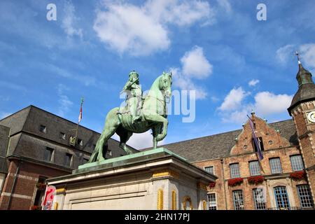 Flachansicht der Reiterstatue von Jan Wellem (Johann Wilhelm II.) auf dem Marktplatz in Düsseldorf. Stockfoto