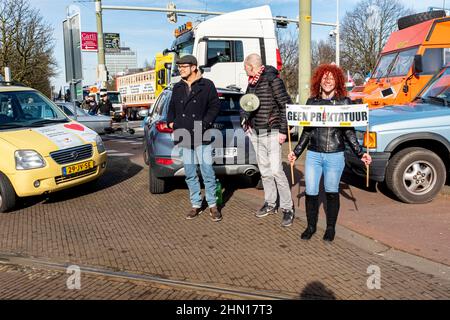 Den Haag, Niederlande. Am 13. Februar 2022 blockierte der holländische Freiheits-Konvoi die Stadt Den Haag in der Nähe des politischen Zentrums des Landes, Binnenhof. Der Kampf um die Freiheit, ein Ende der Maßnahmen von Corona, die Achtung der Verfassung und im Allgemeinen eine Wiedereröffnung der Gesellschaft. Nach einigen Stunden wurden sie von der Polizei gezwungen, in das ADO Fußballstadion zu gehen. Stockfoto