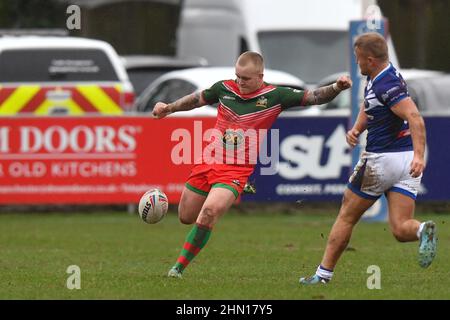 Sale, Großbritannien. 13th. Februar 2022. Brad Billsborough of North Wales Crusaders setzt den Kick Kredit: Nachrichtenbilder /Alamy Live News