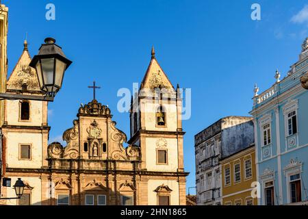 Fassade alter und historischer Kirchen und Häuser im kolonialen und barocken Stil im touristischen Zentrum von Pelourinhin, Stadt Salvador, Bahia Stockfoto