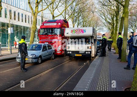 Den Haag, Niederlande. Am 13. Februar 2022 blockierte der holländische Freiheits-Konvoi die Stadt Den Haag in der Nähe des politischen Zentrums des Landes, Binnenhof. Der Kampf um die Freiheit, ein Ende der Maßnahmen von Corona, die Achtung der Verfassung und im Allgemeinen eine Wiedereröffnung der Gesellschaft. Nach einigen Stunden wurden sie von der Polizei gezwungen, in das ADO Fußballstadion zu gehen. ConvoyForFreedom2022. #ConvoyForFreedom2022 Stockfoto