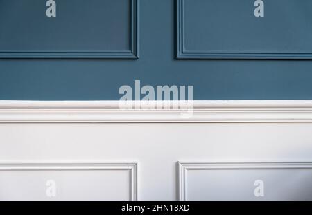 Klassische Holzverzierung mit Holzverzierung. Blau-weiße Holzwandtäfelhintergrund im Retro-Stil, Nahaufnahme. Raumarchitektur im Innenbereich Stockfoto