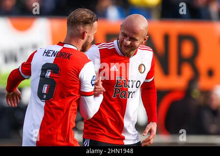 WAALWIJK, NIEDERLANDE - 13. FEBRUAR: Jorrit Hendrix von Feyenoord Rotterdam feiert nach dem Tor seiner Mannschaften das zweite Tor mit Gernot Trauner von Feyenoord Rotterdam während des niederländischen Eredivisie-Spiels zwischen RKC Waalwijk und Feyenoord am 13. Februar 2022 in Waalwijk, Niederlande (Foto: Herman Dingler/Orange Picts) Stockfoto