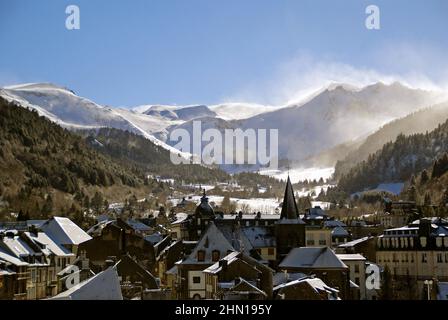 Die Stadt Mont-Dore, mit Schneeverwehungen über dem Massif de Sancy Stockfoto