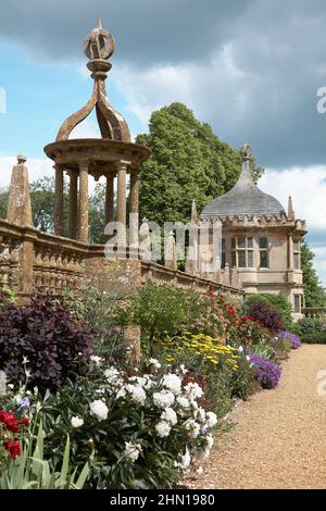 Montacute House Garden Merkmale und Grenze Stockfoto