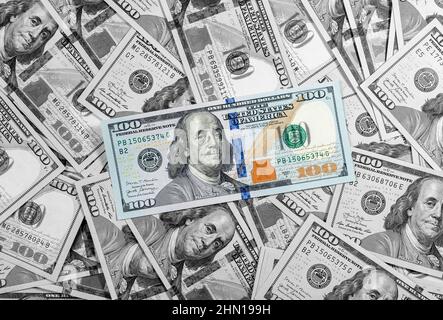 Hundert Dollarscheine. Draufsicht auf den amerikanischen Banknotenstapel. Finanz- und Investitionskonzept. Stockfoto