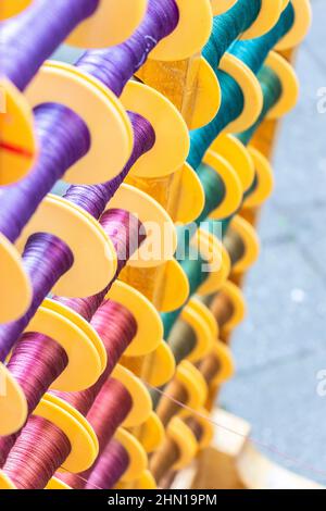 Rollen mit farbigen Fäden zum Weben im Bastelbereich auf Granville Island Vancouver BC Canada Stockfoto