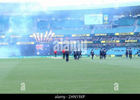 Sydney, Australien. 13th. Februar 2022 ; Sydney Cricket Ground, Sydney, NSW, Australien; T20 Internationales Cricket, 2nd Test, Australien gegen Sri Lanka; Sri Lanka geht ins Feld, um das Spiel zu starten Credit: Action Plus Sports Images/Alamy Live News Stockfoto