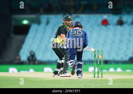 Sydney, Australien. 13th. Februar 2022 ; Sydney Cricket Ground, Sydney, NSW, Australien; T20 Internationales Cricket, 2nd Test, Australien gegen Sri Lanka; Aaron Finch aus Australien wird von Dinesh Chandimal aus Sri Lanka für 25 Runs gestolpert Credit: Action Plus Sports Images/Alamy Live News Stockfoto