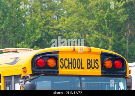 Gelber nordamerikanischer Schulbus in Vancouver, British Columbia, Kanada Stockfoto