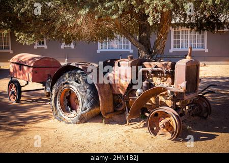 Karas Region, Namibia - 07 10 2018: Verlassener Traktor am Canyon Roadhouse, Fish River Canyon. Stockfoto