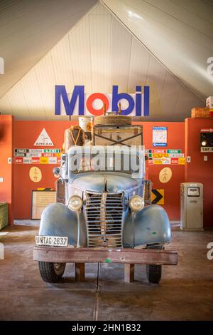 Karas Region, Namibia - 07 10 2018: Verlassenes Auto am Canyon Roadhouse, Fish River Canyon. Stockfoto