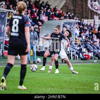 Köln, Deutschland. 13th. Februar 2022. Köln, Deutschland, Februar 13th Laura Feiersinger (27 Frankfurt) und Alicia Gudorf (12 Köln) kämpfen während des Spiels der Flyeralarm Frauen-Bundesliga 2021/2022 zwischen 1 um den Ball. FC Köln und Eintracht Frankfurt im Franz-Kremer-Stadion in Köln. Norina Toenges/Sports Press Phot Credit: SPP Sport Press Photo. /Alamy Live News Stockfoto