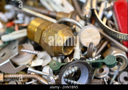 Viele Nägel Schrauben Klappmesser und Distanzstücke in einer alten Box Stockfoto