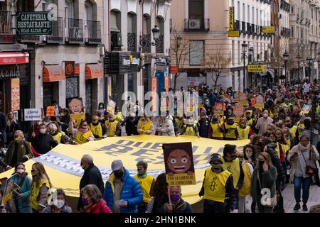 Madrid, Spanien. 13th. Februar 2022. Demonstranten halten ein großes Banner von Amnesty International während eines Protestes gegen das umstrittene Sicherheitsgesetz, das als „Gag Law“ bekannt ist, in Madrid. Kredit: SOPA Images Limited/Alamy Live Nachrichten Stockfoto