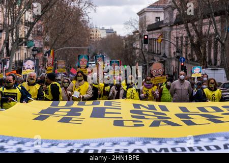 Madrid, Spanien. 13th. Februar 2022. Demonstranten halten ein großes Banner von Amnesty International während eines Protestes gegen das umstrittene Sicherheitsgesetz, das als „Gag Law“ bekannt ist, in Madrid. Kredit: SOPA Images Limited/Alamy Live Nachrichten Stockfoto