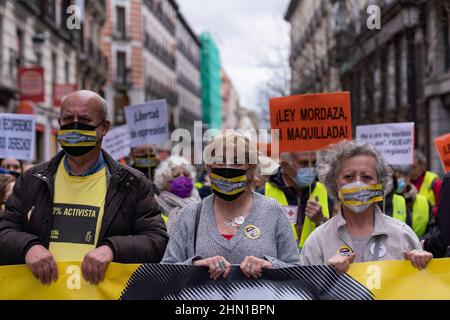 Madrid, Spanien. 13th. Februar 2022. Demonstranten halten Plakat und ein Banner während eines Protestes gegen das umstrittene Sicherheitsgesetz, das als „Gag Law“ in Madrid bekannt ist. Kredit: SOPA Images Limited/Alamy Live Nachrichten Stockfoto