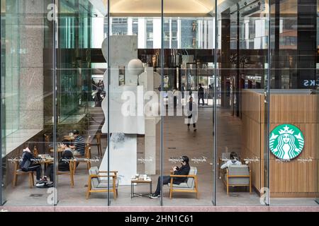 Hongkong, China. 17th Januar 2022. Gäste werden in der amerikanischen multinationalen Kette Starbucks Coffee Store in Hongkong gesehen. (Foto von Budrul Chukrut/SOPA Images/Sipa USA) Quelle: SIPA USA/Alamy Live News Stockfoto