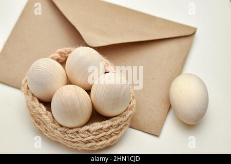 Frühling Ostern Hintergrund. Zero Waste Osterkonzept mit traditioneller Osterdekoration. Umweltfreundlicher Lebensstil. Stockfoto