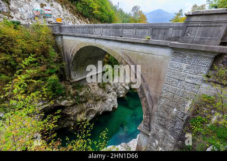 Napoleonbrücke bei Kobari, dem fließenden Fluss Soča, Slowenien Stockfoto