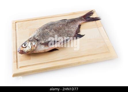 Gemeinsame Flussbrasse auf Schneidebrett isoliert auf weißem Hintergrund Stockfoto