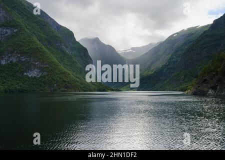 Aurland, Norwegen. Die Nærøyfjord ist 17 km lang und der engste Punkt ist nur 250 m breit. Dies ist eine der dramatischsten Fjordreisen in Europa. Stockfoto