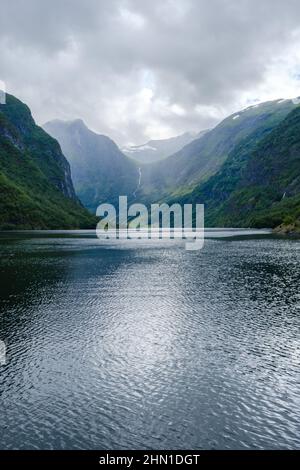 Aurland, Norwegen. Die Nærøyfjord ist 17 km lang und der engste Punkt ist nur 250 m breit. Dies ist eine der dramatischsten Fjordreisen in Europa. Stockfoto