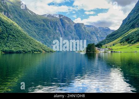 Aurland, Norwegen. Die Nærøyfjord ist 17 km lang und der engste Punkt ist nur 250 m breit. Tageslichtaufnahme. Stockfoto