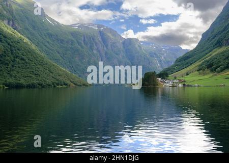 Aurland, Norwegen. Die Nærøyfjord ist 17 km lang und der engste Punkt ist nur 250 m breit. Tageslichtaufnahme. Stockfoto