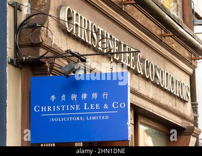 Soho, London, Großbritannien. 5th. Februar 2022. Londoner Büros von Christine Lee & Co (Solicitors) Limited in der Wardour Street. Im Januar 2022 veröffentlichte der britische Sicherheitsdienst der Regierungen MI5 einen Sicherheitsdienst-Störungs-Alarm (SSIA), in dem er davor warnte, dass die Rechtsanwältin Christine Ching Kui Lee in Abstimmung mit dem UFWD der KPCh heimlich gehandelt hat und als an politischen Einmischungsaktivitäten innerhalb Großbritanniens beteiligt angesehen wird. Derzeit gab es keine Pläne, rechtliche Schritte gegen Frau Lee einzuleiten, die sowohl chinesische als auch britische Staatsbürgerschaft besitzt. Kredit: Stephen Bell/Alamy. Stockfoto