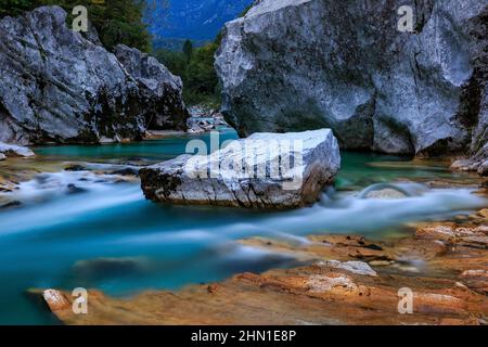 Wunderschöne Wasser- und Steinfarben des Flusses Soča, Kobarij, Slowenien Stockfoto