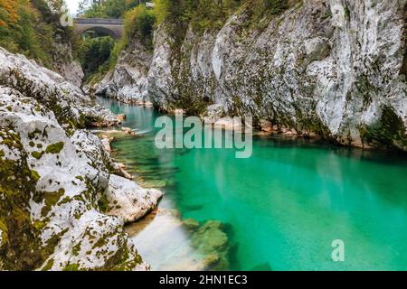 Napoleonbrücke bei Kobari, dem fließenden Fluss Soča, Slowenien Stockfoto