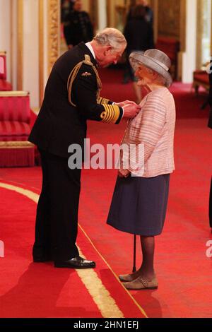 Datei-Foto vom 20/05/16 von Beryl Vertue, der vom Prinz von Wales bei einer Investiturzeremonie im Buckingham Palace, London, zum Kommandanten des Order of the British Empire (CBE) ernannt wurde. Der TV-Produzent Beryl Vertue, dessen Unternehmen die Hitserie Men Behaving Badly and Sherlock ins Leben gerufen hat, ist im Alter von 90 Jahren verstorben. Der einflussreiche Medienvertreter „starb friedlich“ am Samstag, umgeben von einer Familie. Ausgabedatum: Sonntag, 13. Februar 2022. Stockfoto