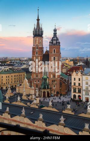 KRAKAU, POLEN - 30. OKTOBER 2018: Die Kirche der Muttergottes, die in den Himmel aufgenommen wurde (auch als Marienkirche bekannt), ist eine gotische Backsteinkirche neben der Kirche Stockfoto