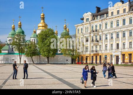 KIEW, UKRAINE - 25th. April 2019: Blick auf den Sofiivska Platz mit der Sophienkathedrale und historischen Gebäuden in der Nähe Stockfoto