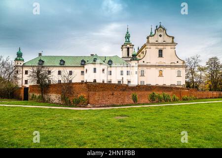 Die Kirche des Erzengels Michael und des Bischofs und Märtyrers des Hl. Stanislaus und der Pauline, das Kloster Skałka, was auf Polnisch „ein kleiner Felsen“ bedeutet Stockfoto