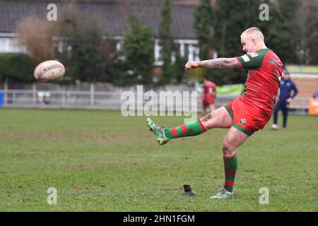 Sale, Großbritannien. 13th. Februar 2022. Brad Billsborough of North Wales Crusaders wandelt um, um es zu schaffen 14-14 Credit: News Images /Alamy Live News