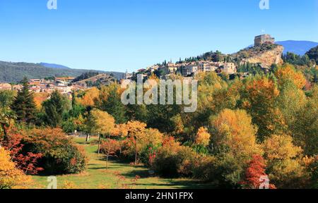 Herbstfarben vor dem Dorf Vaison-la-Romaine in Provençal. Stockfoto