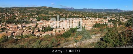 Panorama-Luftaufnahme der Stadt Vaison-la- romaine. Stockfoto