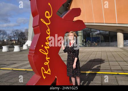 Berlin, Deutschland. 12th. Februar 2022. Der Animationsfilm Suzie in the Garden von Lucie Sunkova wird im Rahmen der Internationalen Filmfestspiele Berlin „Berlinale“ in Berlin gezeigt. Lucie Sunkova (im Bild) posiert für Fotografin in Berlin, Deutschland, 12. Februar 2022. Kredit: Ales Zapotocky/CTK Foto/Alamy Live Nachrichten Stockfoto