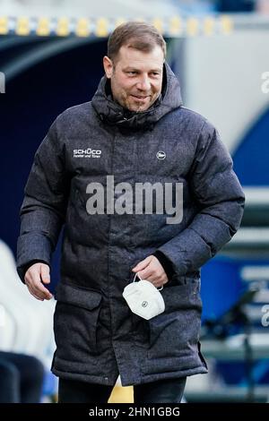 Sinsheim, Deutschland. 13th. Februar 2022. Fußball: Bundesliga, TSG 1899 Hoffenheim - Arminia Bielefeld, Matchday 22, PreZero Arena. Bielefelds Trainer Frank Kramer kommt ins Stadion. Quelle: Uwe Anspach/dpa - WICHTIGER HINWEIS: Gemäß den Anforderungen der DFL Deutsche Fußball Liga und des DFB Deutscher Fußball-Bund ist es untersagt, im Stadion und/oder vom Spiel aufgenommene Fotos in Form von Sequenzbildern und/oder videoähnlichen Fotoserien zu verwenden oder zu verwenden./dpa/Alamy Live News Stockfoto