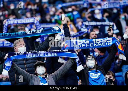 Sinsheim, Deutschland. 13th. Februar 2022. Fußball: Bundesliga, TSG 1899 Hoffenheim - Arminia Bielefeld, Matchday 22, PreZero Arena. Hoffenheim-Fans halten Fanschals hoch. Quelle: Uwe Anspach/dpa - WICHTIGER HINWEIS: Gemäß den Anforderungen der DFL Deutsche Fußball Liga und des DFB Deutscher Fußball-Bund ist es untersagt, im Stadion und/oder vom Spiel aufgenommene Fotos in Form von Sequenzbildern und/oder videoähnlichen Fotoserien zu verwenden oder zu verwenden./dpa/Alamy Live News Stockfoto