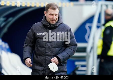 Sinsheim, Deutschland. 13th. Februar 2022. Fußball: Bundesliga, TSG 1899 Hoffenheim - Arminia Bielefeld, Matchday 22, PreZero Arena. Bielefelds Trainer Frank Kramer kommt ins Stadion. Quelle: Uwe Anspach/dpa - WICHTIGER HINWEIS: Gemäß den Anforderungen der DFL Deutsche Fußball Liga und des DFB Deutscher Fußball-Bund ist es untersagt, im Stadion und/oder vom Spiel aufgenommene Fotos in Form von Sequenzbildern und/oder videoähnlichen Fotoserien zu verwenden oder zu verwenden./dpa/Alamy Live News Stockfoto