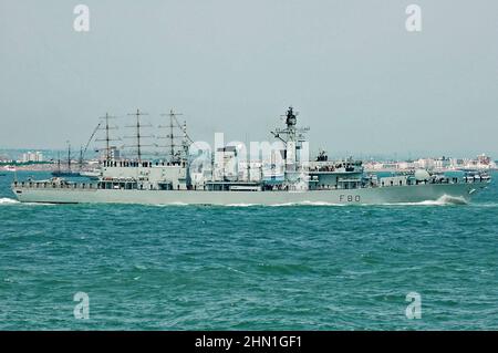 Ein Segelschiff von HMS Grafton (F80) für Ihre Majestät die Königin bei der Trafalgar 200 Fleet Review in Spithead (Solent), UK am 28/6/2005. Stockfoto