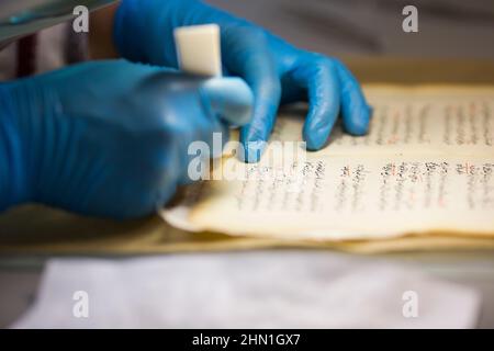 Wiederherstellung alter arabischer Papiere im Wissenschaftslabor. Papierkonservierung und -Restaurierung. Arabische Buchstaben auf Papier Stockfoto