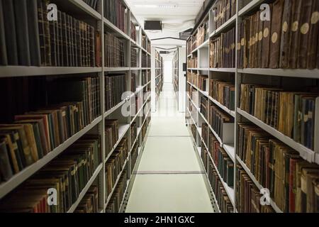 Alte Bibliothek mit vielen Reihen von Büchern. Altes Archiv- und Restaurierungslabor Stockfoto